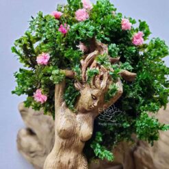 дерево в виде девушки