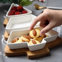 Блюдо Елочка керамическая на деревянной подставке в новогоднем дизайне