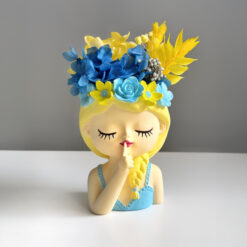 Кашпо Українка в національних кольорах