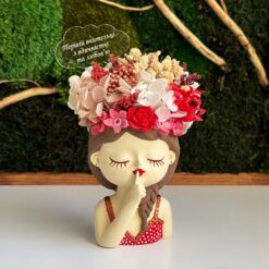 Кашпо дівчина в червоному кольорі з топером