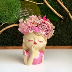 Кашпо Україночка з топером та віночком зі стабілізованих квітів