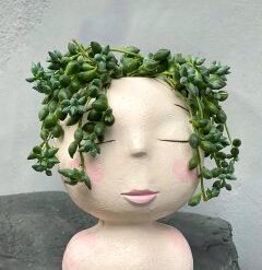 Кашпо Дівчина з хрестовником