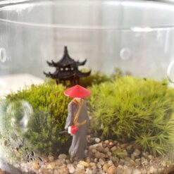 живой мох с фигуркой китайца в банке, мох в банке, фигурка китайца в банке, мох размер 12х12 см, композиция с мхом, композиция с фигуркой китайца, мох в интерьере, мох для дома, мох для офиса, уход за мхом, мох 1 раз в неделю, стабилизированный мох, мох без ухода, композиция со стабилизированным мхом, мох в банке 12х12 см, мох и фигурка китайца в банке, мох для декора, мох в банке с фигуркой китайца, мох в стеклянной банке, композиция размер 12х12 см,живий мох з фігуркою китайця у банці, мох у банці, фігурка китайця у банці, мох розмір 12х12 см, композиція з мохом, композиція з фігуркою китайця, мох в інтер'єрі, мох для дому, мох для офісу, догляд за мохом, мох 1 раз на тиждень, стабілізований мох, мох без догляду, композиція зі стабілізованим мохом, мох у банці 12х12 см, мох і фігурка китайця у банці, мох для декору, мох у банці з фігуркою китайця, мох у скляній банці, композиція розмір 12х12 см