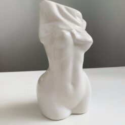 ваза в форме женского тела, керамическая ваза Моника 18 см, белая ваза Моника, декоративная ваза в форме тела, ваза для цветов Моника, стильная ваза Моника керамика, ваза Моника женская фигура, ваза интерьерная Моника 18 см, белая керамическая ваза Моника, ваза-фигура женское тело 18 см, ваза для домашнего декора Моника, эксклюзивная ваза Моника керамика, ваза Моника белая глянцевая, ваза у формі жіночого тіла, керамічна ваза Моніка 18 см, біла ваза Моніка, декоративна ваза у формі тіла, ваза для квітів Моніка, стильна ваза Моніка кераміка, ваза Моніка жіноча фігура, ваза інтер'єрна Моніка 18 см, біла керамічна ваза Моніка, ваза-фігура жіноче тіло 18 см, ваза для домашнього декору Моніка, ексклюзивна ваза Моніка кераміка, ваза Моніка біла глянцева