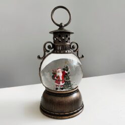 новогодний фонарик Свет Санты, новогодний фонарик 24 см, декоративный фонарик на Новый год, праздничный фонарик для декора, новогодний интерьерный фонарик с Санта Клаусом, новогодний фонарик для дома и улицы, новогодний фонарик с эффектом мерцающего снега, новогодний фонарик Свет Санты 9152-002, новогодний декор фонарик, фонарик с Санта Клаусом для украшения интерьера, новорічний ліхтар Світло Санти, новорічний ліхтар 24 см, декоративний ліхтар на Новий рік, святковий ліхтар для декору, новорічний інтер'єрний ліхтар із Санта Клаусом, новорічний ліхтар для дому та вулиці, новорічний ліхтар із ефектом мерехтливого снігу, новорічний ліхтар Світло Санти 9152-002, новорічний декор ліхтар, ліхтар із Санта Клаусом для прикрашання інтер'єру