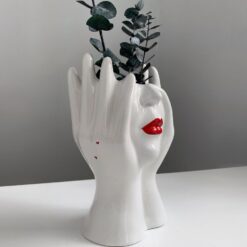 ваза с красными губами керамика 21 см, декоративная ваза в виде рук и лица, ваза для цветов белая керамическая 21 см, дизайнерская ваза для интерьера 21 см, ваза для декора с красными элементами, стильная ваза с лицом 21 см, оригинальная ваза для цветов 21 см, белая керамическая ваза для интерьера, ваза с красными губами белая керамика, ваза для интерьера с красным акцентом, ваза Мрія про кохання кераміка 21 см, керамічна ваза з червоними губами 21 см, декоративна ваза з руками та обличчям, ваза для квітів біла керамічна 21 см, дизайнерська ваза для інтер'єру 21 см, ваза для декору з червоними елементами, стильна ваза з обличчям 21 см, оригінальна ваза для квітів 21 см, біла керамічна ваза для інтер'єру, ваза з червоними губами біла кераміка, ваза для інтер'єру з червоним акцентом