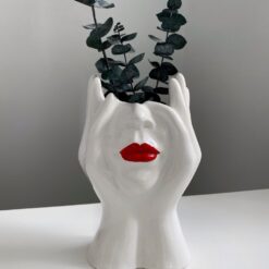 ваза с красными губами керамика 21 см, декоративная ваза в виде рук и лица, ваза для цветов белая керамическая 21 см, дизайнерская ваза для интерьера 21 см, ваза для декора с красными элементами, стильная ваза с лицом 21 см, оригинальная ваза для цветов 21 см, белая керамическая ваза для интерьера, ваза с красными губами белая керамика, ваза для интерьера с красным акцентом, ваза Мрія про кохання кераміка 21 см, керамічна ваза з червоними губами 21 см, декоративна ваза з руками та обличчям, ваза для квітів біла керамічна 21 см, дизайнерська ваза для інтер'єру 21 см, ваза для декору з червоними елементами, стильна ваза з обличчям 21 см, оригінальна ваза для квітів 21 см, біла керамічна ваза для інтер'єру, ваза з червоними губами біла кераміка, ваза для інтер'єру з червоним акцентом