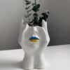 ваза с желто-голубыми губами керамика 21 см, керамическая ваза с желтыми и голубыми элементами, декоративная белая ваза для цветов 21 см, ваза из белой керамики ручной работы, уникальная ваза в форме рук и лица, ваза белая для домашнего декора, керамическая ваза для интерьера с желтым и голубым, арт ваза с желто-голубыми губами, стильная керамическая ваза для декора, ваза Українська мрія кераміка 21 см, керамічна ваза з жовтими і блакитними елементами, декоративна біла ваза для квітів 21 см, ваза з білої кераміки ручної роботи, унікальна ваза у формі рук і обличчя, ваза біла для домашнього декору, керамічна ваза для інтер'єру з жовтим і блакитним, арт ваза з жовто-блакитними губами, стильна керамічна ваза для декору