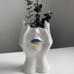 ваза с желто-голубыми губами керамика 21 см, керамическая ваза с желтыми и голубыми элементами, декоративная белая ваза для цветов 21 см, ваза из белой керамики ручной работы, уникальная ваза в форме рук и лица, ваза белая для домашнего декора, керамическая ваза для интерьера с желтым и голубым, арт ваза с желто-голубыми губами, стильная керамическая ваза для декора, ваза Українська мрія кераміка 21 см, керамічна ваза з жовтими і блакитними елементами, декоративна біла ваза для квітів 21 см, ваза з білої кераміки ручної роботи, унікальна ваза у формі рук і обличчя, ваза біла для домашнього декору, керамічна ваза для інтер'єру з жовтим і блакитним, арт ваза з жовто-блакитними губами, стильна керамічна ваза для декору