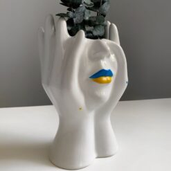 ваза с желто-голубыми губами керамика 21 см, керамическая ваза с желтыми и голубыми элементами, декоративная белая ваза для цветов 21 см, ваза из белой керамики ручной работы, уникальная ваза в форме рук и лица, ваза белая для домашнего декора, керамическая ваза для интерьера с желтым и голубым, арт ваза с желто-голубыми губами, стильная керамическая ваза для декора, ваза Українська мрія кераміка 21 см, керамічна ваза з жовтими і блакитними елементами, декоративна біла ваза для квітів 21 см, ваза з білої кераміки ручної роботи, унікальна ваза у формі рук і обличчя, ваза біла для домашнього декору, керамічна ваза для інтер'єру з жовтим і блакитним, арт ваза з жовто-блакитними губами, стильна керамічна ваза для декору