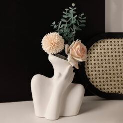 ваза женское тело с рукой белая, белая керамическая ваза, стильная ваза для декора, декоративная ваза скульптура, интерьерная ваза современного дизайна, минималистичная ваза для дома, коллекция ваз для интерьера, скульптурная ваза женское тело, элегантная ваза для интерьера, керамическая ваза для сухоцветов, оригинальный предмет декора, ваза для дома, декоративная ваза для стола, белая ваза минимализм, ваза для стильного интерьера, ваза жіноче тіло з рукою біла, біла керамічна ваза, стильна ваза для декору, декоративна ваза скульптура, інтер'єрна ваза сучасного дизайну, мінімалістична ваза для дому, колекція ваз для інтер'єру, скульптурна ваза жіноче тіло, елегантна ваза для інтер'єру, керамічна ваза для сухоцвітів, оригінальний предмет декору, ваза для дому, декоративна ваза для столу, біла ваза мінімалізм, ваза для стильного інтер'єру