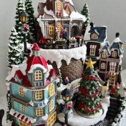 новогодняя карусель Город накануне Рождества, новогодняя карусель 30 см, карусель новогодняя 9153-004, рождественская карусель декор, карусель для новогоднего декора, карусель с праздничной композицией, декоративная карусель на Новый год, новогодняя интерьерная карусель, новогодняя карусель с подсветкой, карусель город накануне Рождества 9153-004, новорічна карусель Місто напередодні Різдва, новорічна карусель 30 см, карусель новорічна 9153-004, різдвяна карусель декор, карусель для новорічного декору, карусель з різдвяною композицією, декоративна карусель на Новий рік, новорічна інтер'єрна карусель, новорічна карусель з підсвіткою, карусель місто напередодні Різдва 9153-004