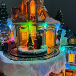 новогодняя карусель Город накануне Рождества, новогодняя карусель 30 см, карусель новогодняя 9153-004, рождественская карусель декор, карусель для новогоднего декора, карусель с праздничной композицией, декоративная карусель на Новый год, новогодняя интерьерная карусель, новогодняя карусель с подсветкой, карусель город накануне Рождества 9153-004, новорічна карусель Місто напередодні Різдва, новорічна карусель 30 см, карусель новорічна 9153-004, різдвяна карусель декор, карусель для новорічного декору, карусель з різдвяною композицією, декоративна карусель на Новий рік, новорічна інтер'єрна карусель, новорічна карусель з підсвіткою, карусель місто напередодні Різдва 9153-004
