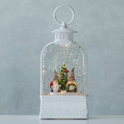 новогодний фонарик Рождественские гномы, новогодний фонарик 25 см, декоративный фонарик на Новый год, праздничный фонарик для декора, новогодний интерьерный фонарик с гномами, новогодний фонарик для дома и улицы, новогодний фонарик с эффектом мерцающего света и снега, новогодний фонарик Рождественские гномы 9152-008, новогодний декор фонарик, фонарик с рождественскими гномами для украшения интерьера, новорічний ліхтар Різдвяні гноми, новорічний ліхтар 25 см, декоративний ліхтар на Новий рік, святковий ліхтар для декору, новорічний інтер'єрний ліхтар із гномами, новорічний ліхтар для дому та вулиці, новорічний ліхтар із ефектом мерехтливого світла та снігу, новорічний ліхтар Різдвяні гноми 9152-008, новорічний декор ліхтар, ліхтар із різдвяними гномами для прикрашання інтер'єру