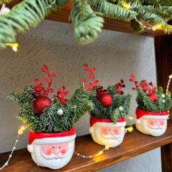 кашпо Дед Мороз с нобилисом 13х9, новогоднее кашпо керамическое, декор новогодний Дед Мороз, праздничное украшение с нобилисом, кашпо Дед Мороз керамика 7х9, мини композиция для Нового года, новогоднее кашпо с ветками, керамическое кашпо с декором, кашпо Дед Мороз праздничное, декор для новогоднего стола, подарок новогодний с нобилисом, кашпо с ветками и игрушками, кашпо Дід Мороз з нобілісом 13х9, новорічне кашпо керамічне, декор новорічний Дід Мороз, святкова прикраса з нобілісом, кашпо Дід Мороз кераміка 7х9, міні композиція на Новий рік, новорічне кашпо з гілками, керамічне кашпо з декором, кашпо Дід Мороз святкове, декор для новорічного столу, подарунок новорічний з нобілісом, кашпо з гілками та іграшками