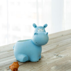 кашпо гиппопотам голубое 12х8х11 см, кашпо для суккулентов оригинальный дизайн, кашпо из полистоуна гиппопотам, декоративное кашпо для интерьера 12 см, маленькое кашпо для растений гиппопотам, кашпо в форме животного голубой, кашпо гиппопотам для декора детской, декоративная емкость гиппопотам для суккулентов, креативное кашпо для рабочего стола, забавное кашпо для интерьера животное, кашпо гіпопотам блакитне 12х811 см, кашпо для сукулентів оригінальний дизайн, кашпо з полістоуну гіпопотам, декоративне кашпо для інтер’єру 12 см, маленьке кашпо для рослин гіпопотам, кашпо у формі тварини блакитне, кашпо гіпопотам для декору дитячої, декоративна ємність гіпопотам для сукулентів, креативне кашпо для робочого столу, кумедне кашпо для інтер’єру тварина