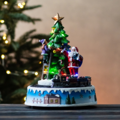 новогодняя карусель с подсветкой и музыкой, новорічна карусель з підсвіткою та музикою, рождественская карусель с поездом и елкой, різдвяна карусель із потягом та ялинкою, декоративная карусель с фигуркой Санты, декоративна карусель із фігуркою Санти, карусель для праздничного украшения дома, карусель для святкового прикрашання дому, музыкальная карусель с рождественским сюжетом 6026-002, музична карусель із різдвяним сюжетом 6026-002, карусель с подсветкой для интерьера, карусель із підсвіткою для інтер’єру, рождественская композиция с движущимися элементами, різдвяна композиція з рухомими елементами, новогодняя декорация с яркими огоньками, новорічна декорація з яскравими вогниками, фигурка Санты с елкой и подсветкой, фігурка Санти з ялинкою та підсвіткою, украшение для дома с музыкой и светом, прикраса для дому з музикою та світлом, новогодняя сцена с рождественским поездом, новорічна сцена з різдвяним потягом, композиция для декора праздничного стола, композиція для декору святкового столу