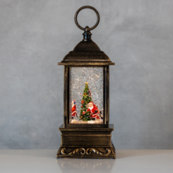новогодний фонарь Рождественский огонёк 27,5 см, декоративный фонарь из полистоуна, фонарь со снегом и подсветкой, праздничный фонарь для дома, рождественский фонарь с фигурками, интерьерный фонарь с эффектом снега, стильный новогодний декор, фонарь с Дедом Морозом, новогодний аксессуар для декора, праздничный светильник с ёлкой, подарочный фонарь для праздника, декоративное украшение на Рождество, новорічний ліхтар Різдвяний вогник 27,5 см, декоративний ліхтар з полістоуну, ліхтар зі снігом та підсвіткою, святковий ліхтар для дому, різдвяний ліхтар з фігурками, інтер’єрний ліхтар з ефектом снігу, стильний новорічний декор, ліхтар з Дідом Морозом, новорічний аксесуар для декору, святковий світильник з ялинкою, подарунковий ліхтар для свята, декоративна прикраса на Різдво.