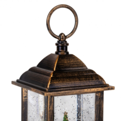 новогодний фонарь Рождественский огонёк 27,5 см, декоративный фонарь из полистоуна, фонарь со снегом и подсветкой, праздничный фонарь для дома, рождественский фонарь с фигурками, интерьерный фонарь с эффектом снега, стильный новогодний декор, фонарь с Дедом Морозом, новогодний аксессуар для декора, праздничный светильник с ёлкой, подарочный фонарь для праздника, декоративное украшение на Рождество, новорічний ліхтар Різдвяний вогник 27,5 см, декоративний ліхтар з полістоуну, ліхтар зі снігом та підсвіткою, святковий ліхтар для дому, різдвяний ліхтар з фігурками, інтер’єрний ліхтар з ефектом снігу, стильний новорічний декор, ліхтар з Дідом Морозом, новорічний аксесуар для декору, святковий світильник з ялинкою, подарунковий ліхтар для свята, декоративна прикраса на Різдво.