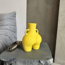 ваза Лола жёлтая матовая 25х18 см, керамическая ваза женская фигура 25 см, стильная ваза женская форма 25 см, декоративная ваза женская попа 25х18 см, арт-ваза женская керамика 25х18 см, интерьерная ваза женская матовая 25 см, дизайнерская ваза женские формы 25 см, подарочная ваза женская Лола 25х18 см, оригинальная ваза женская скульптура 25 см, современная ваза женский силуэт 25х18 см, настольная ваза женское тело 25 см, художественная ваза женская матовая 25х18 см, ваза Лола жовта матова 25х18 см, керамічна ваза жіноча фігура 25 см, стильна ваза жіноча форма 25 см, декоративна ваза жіноча попа 25х18 см, арт-ваза жіноча кераміка 25х18 см, інтер'єрна ваза жіноча матова 25 см, дизайнерська ваза жіночі форми 25 см, подарункова ваза жіноча Лола 25х18 см, оригінальна ваза жіноча скульптура 25 см, сучасна ваза жіночий силует 25х18 см, настільна ваза жіноче тіло 25 см, художня ваза жіноча матова 25х18 см