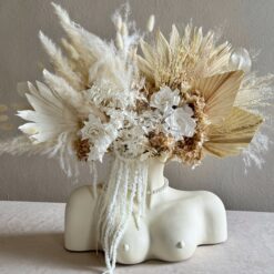 Ваза у формі грудей із букетом сухоцвітів